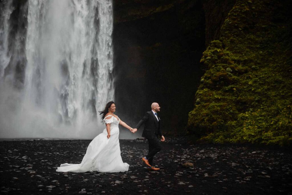 elopement iceland wedding photography skogafoss 25 von 31 1